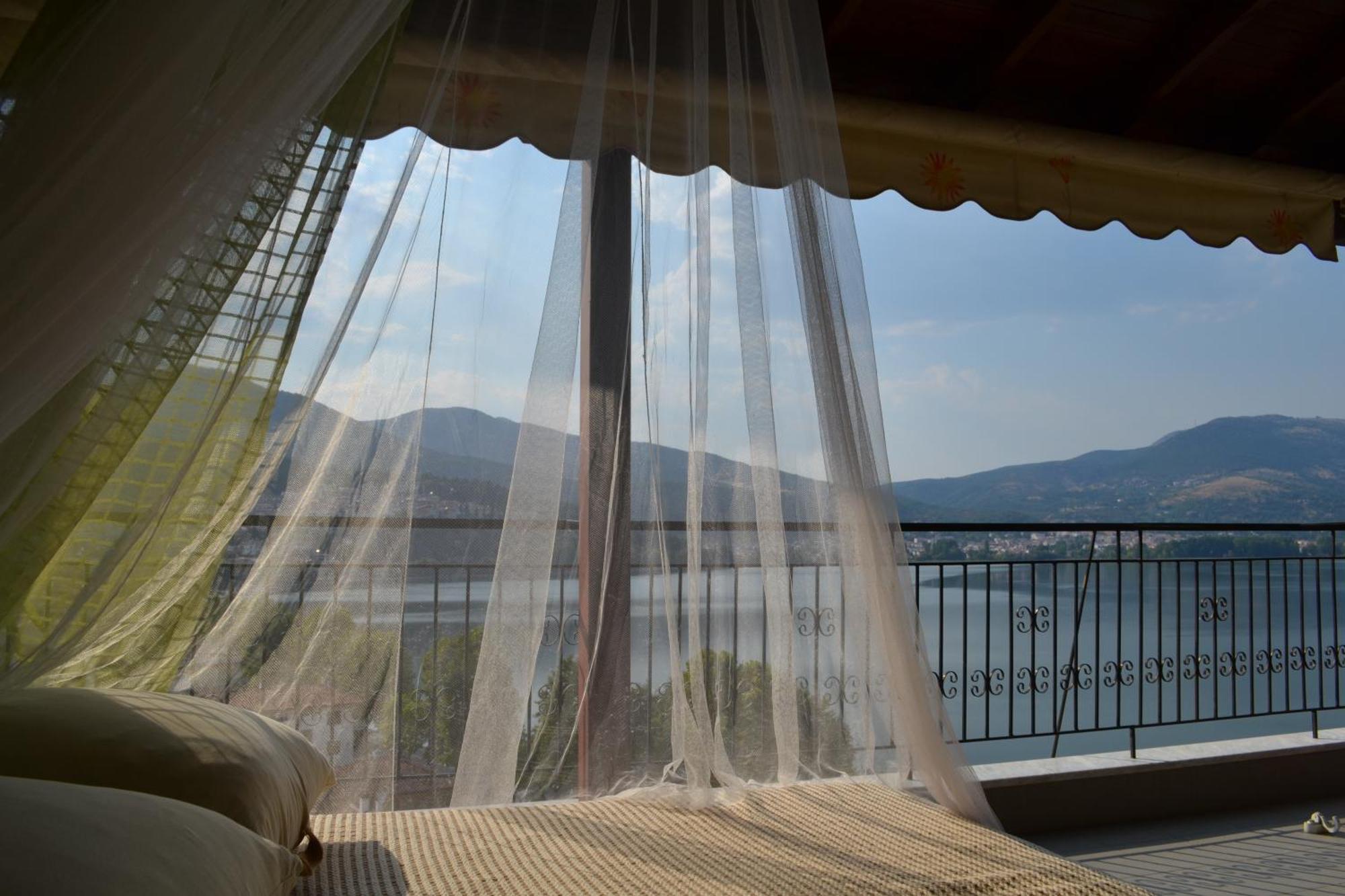 Lakeview Balcony In Apartment
